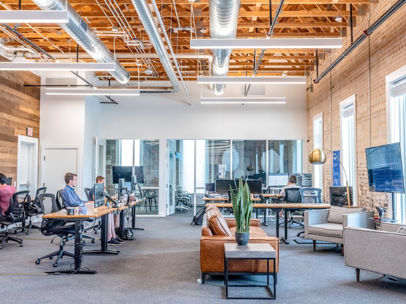 Open-space d'agence, prestataires au travail